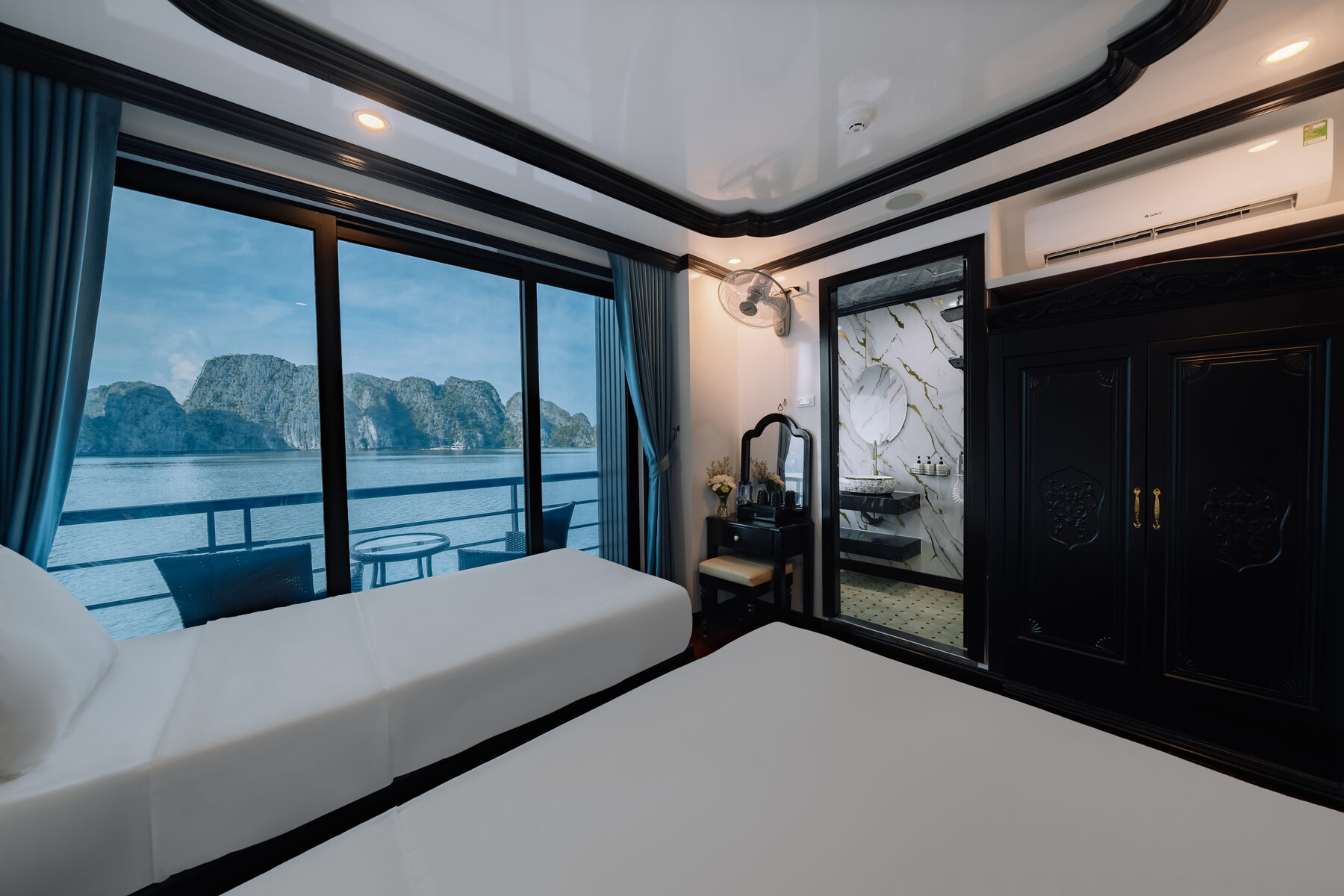 Deluxe Family or Twin Cabin with Seaview: single bed by the window